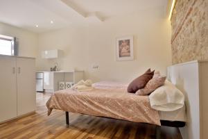 ein Schlafzimmer mit einem Bett mit Kissen darauf in der Unterkunft La Quinta Hacienda in Córdoba + 112 Fotos