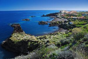 - une vue aérienne sur une île rocheuse dans l'océan dans l'établissement VV Dúplex Los Cancajos "by henrypole home", à Los Cancajos