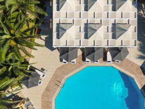 Vue sur la piscine de l'établissement Possidi Holidays Resort & Suite Hotel ou sur une piscine à proximité