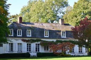 een oud huis midden in een tuin bij B&B La tour blanche in Forest-Montiers