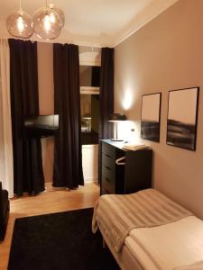 Un pat sau paturi într-o cameră la Hotell Kong Christian