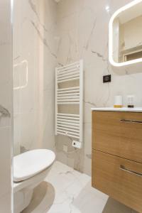 een witte badkamer met een toilet en een wastafel bij CMG Montmartre/ Marché Saint-Pierre in Parijs