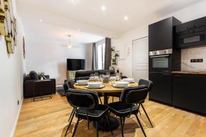 een keuken en eetkamer met een tafel en stoelen bij CMG Montmartre/ Marché Saint-Pierre in Parijs