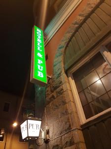 una señal verde en el lateral de un edificio en Hotell Kong Christian, en Kristianstad