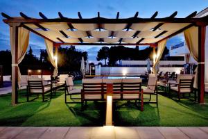 d'un kiosque avec une table et des chaises. dans l'établissement Hacienda El Brillante, à Cordoue