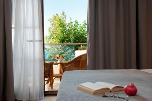 Un ou plusieurs lits dans un hébergement de l'établissement Possidi Holidays Resort & Suite Hotel