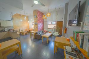 Envoy Hostel and Tours tesisinde bir restoran veya yemek mekanı