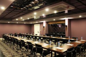 una gran sala de conferencias con una mesa larga y sillas en Pacco Hotel & SPA, en Antalya