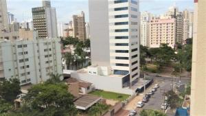 een groot wit gebouw in een stad met gebouwen bij La Residence Flat Hotel in Goiânia