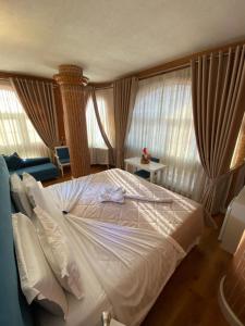 Ліжко або ліжка в номері The Red Bricks Hotel