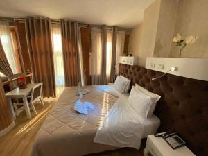 Ліжко або ліжка в номері The Red Bricks Hotel