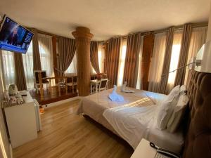 Ліжко або ліжка в номері The Red Bricks Hotel