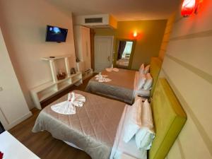 Ліжко або ліжка в номері The Red Bricks Hotel