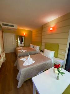 Ліжко або ліжка в номері The Red Bricks Hotel