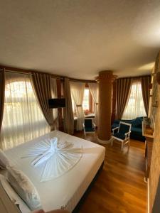 Ліжко або ліжка в номері The Red Bricks Hotel