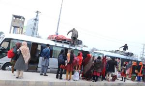 een groep mensen die voor een busje staan bij Hotel Red Line in Islamabad