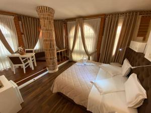 Ліжко або ліжка в номері The Red Bricks Hotel