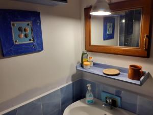 Pianiano的住宿－Casale Gatta Morena，一间带水槽和镜子的浴室