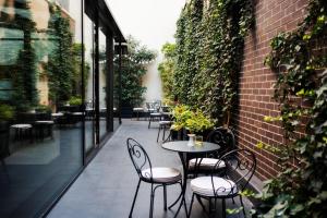 Un balcon sau o terasă la Envoy Hotel