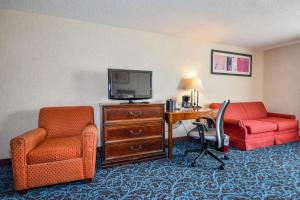 Μια τηλεόραση ή/και κέντρο ψυχαγωγίας στο Charles River Inn +15 φωτογραφίες