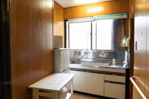 Kuchyň nebo kuchyňský kout v ubytování TSUKASA HOUSE English OK Kumano Kodo Experienced Lodge Within walking distance from station 無料駐車場あり
