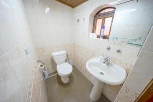 Phòng tắm tại Envoy Hostel and Tours