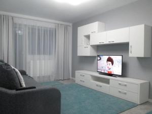 salon z telewizorem i kanapą w obiekcie Apartament Tanya w mieście Târgovişte