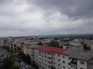 uma vista aérea de uma cidade com edifícios e carros em Apartament Tanya em Târgovişte
