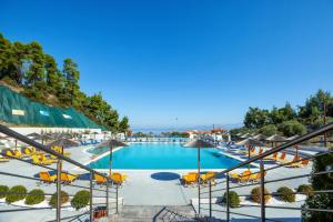 ペフコホリにあるAtrium Hotelのリゾートのプールの景色を望めます。