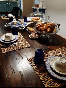 un tavolo ricoperto di piatti e cibo in cima di B&B La Casa di Alice a Foligno