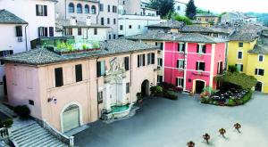 eine Luftansicht auf eine Stadt mit bunten Gebäuden in der Unterkunft Hotel Charleston in Spoleto