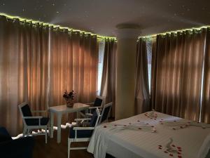 Ліжко або ліжка в номері The Red Bricks Hotel