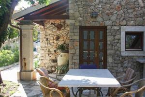 Patio alebo iná vonkajšia časť ubytovania STONE HOUSE reTREAT
