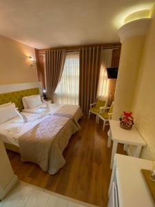Ліжко або ліжка в номері The Red Bricks Hotel