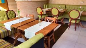 ein Esszimmer mit Tisch und Stühlen in der Unterkunft Vila Vidalis in Cluj-Napoca