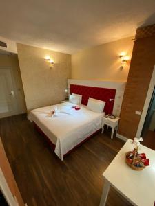 Ліжко або ліжка в номері The Red Bricks Hotel
