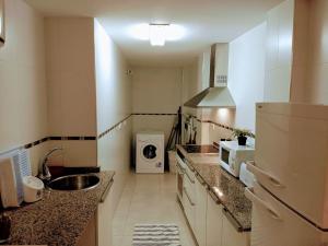 Een keuken of kitchenette bij 50 Meters to Beach! AC - Wifi -Near City Center