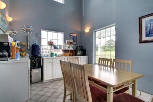 A cozinha ou cozinha compacta de Key West Inn - LaFayette