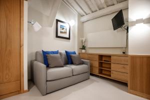 sala de estar con sofá y TV de pantalla plana en Flat PIAZZA DEL POPOLO, en Roma