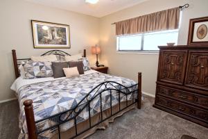Un dormitorio con una cama y una cómoda y una ventana. en Comal River Oasis, en New Braunfels