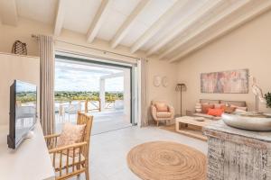 ソン・ボウにあるAgroturismo Llucasaldent Gran Menorca - Adults Onlyの海の見えるリビングルーム