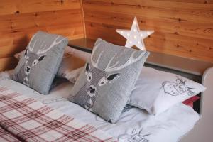 a bed with two wolves pillows and a star at Howe of Torbeg in Ballater