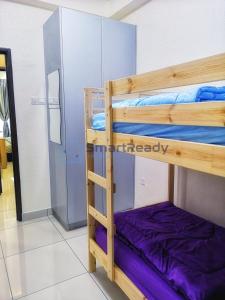 Katil dua tingkat atau katil-katil dua tingkat dalam bilik di Residences at Daya by SR Home