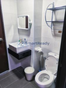 małą łazienkę z toaletą i umywalką w obiekcie Residences at Daya by SR Home w mieście Johor Bahru