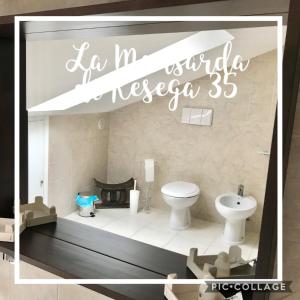 ein Bad mit einem WC und einem Waschbecken in der Unterkunft La Mansarda di Resega 25 in Villasanta