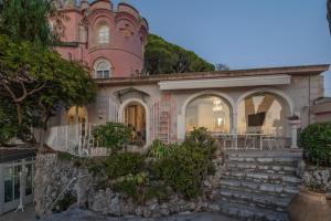 una casa rosa con escaleras delante en Château des Anglais - Five Stars Holiday House, en Niza