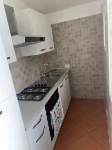 A kitchen or kitchenette at Rooms Teatro Greco