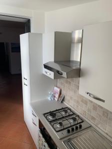 A kitchen or kitchenette at Rooms Teatro Greco
