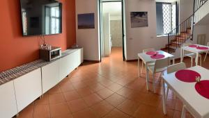 A kitchen or kitchenette at Rooms Teatro Greco