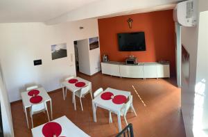 A television and/or entertainment centre at Rooms Teatro Greco